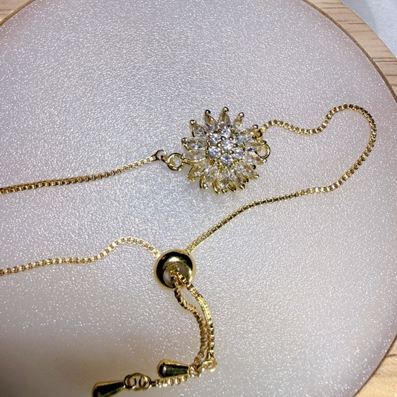 Rotatable flower bracelet. - Picture 1 of 1